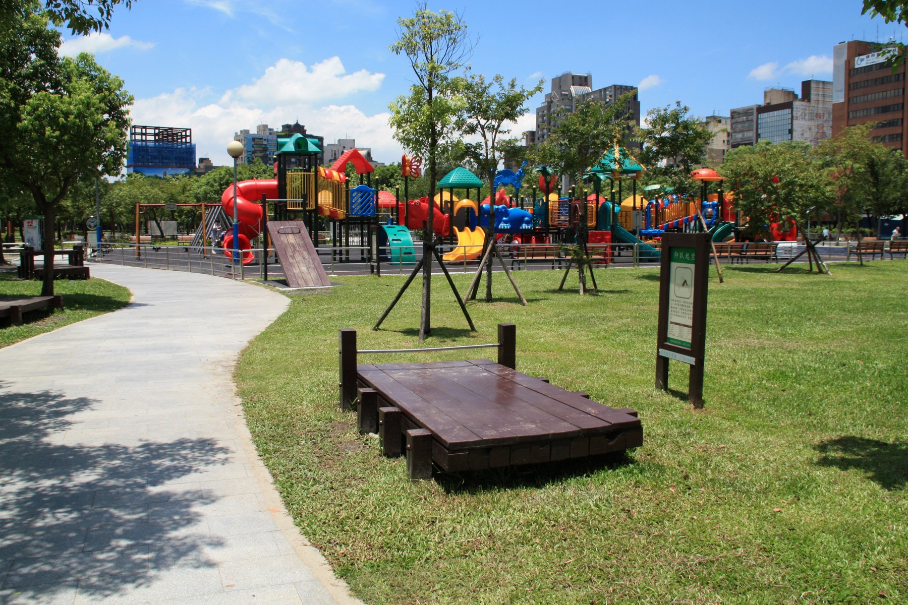 大安森林公園步道與戶外設施