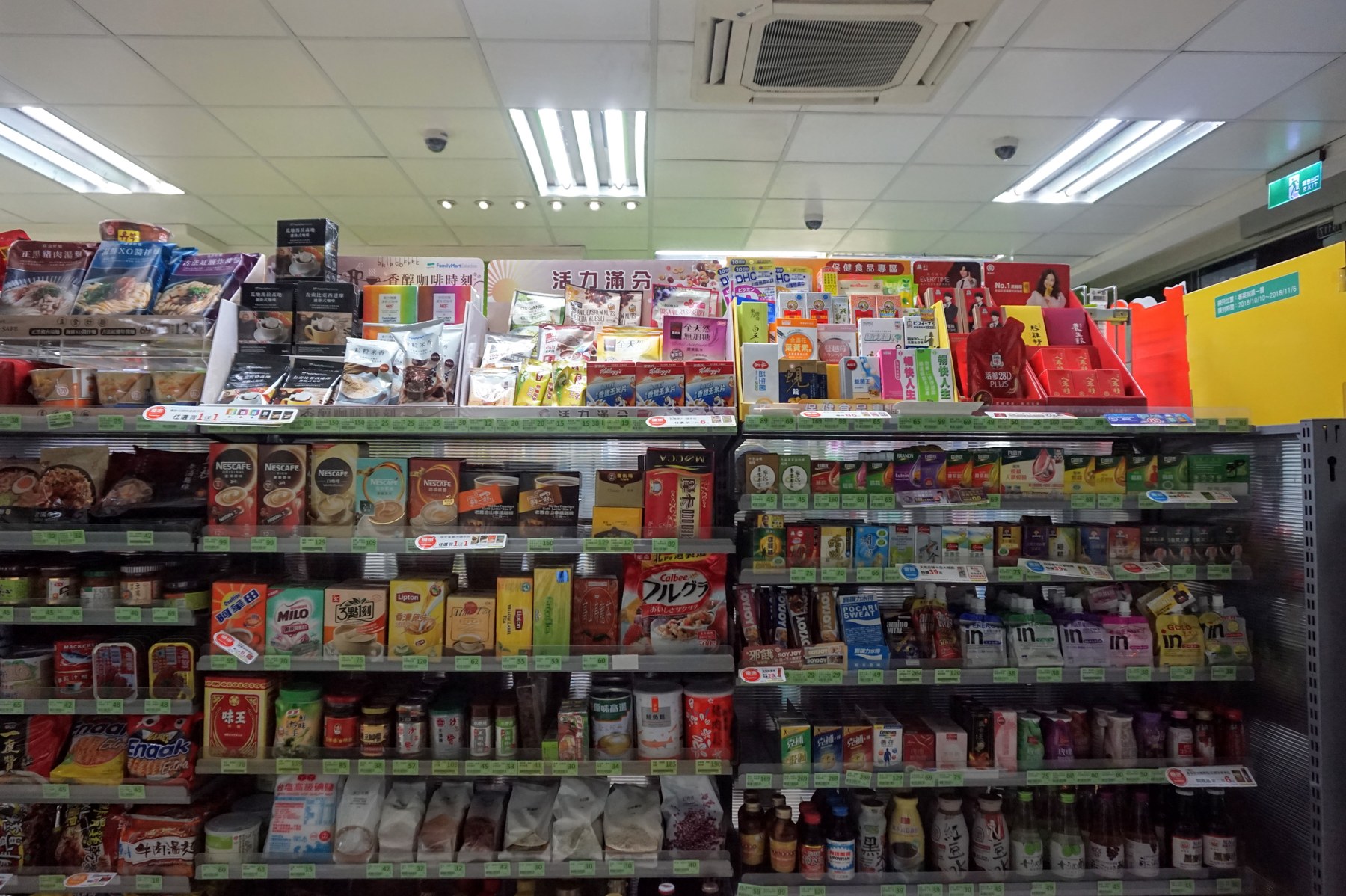 台灣全家便利商店貨架